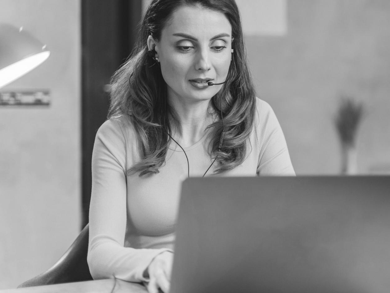 Profesional analizando datos financieros en oficina moderna