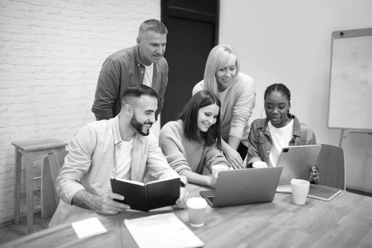 Profesionales en sesión de formación financiera práctica