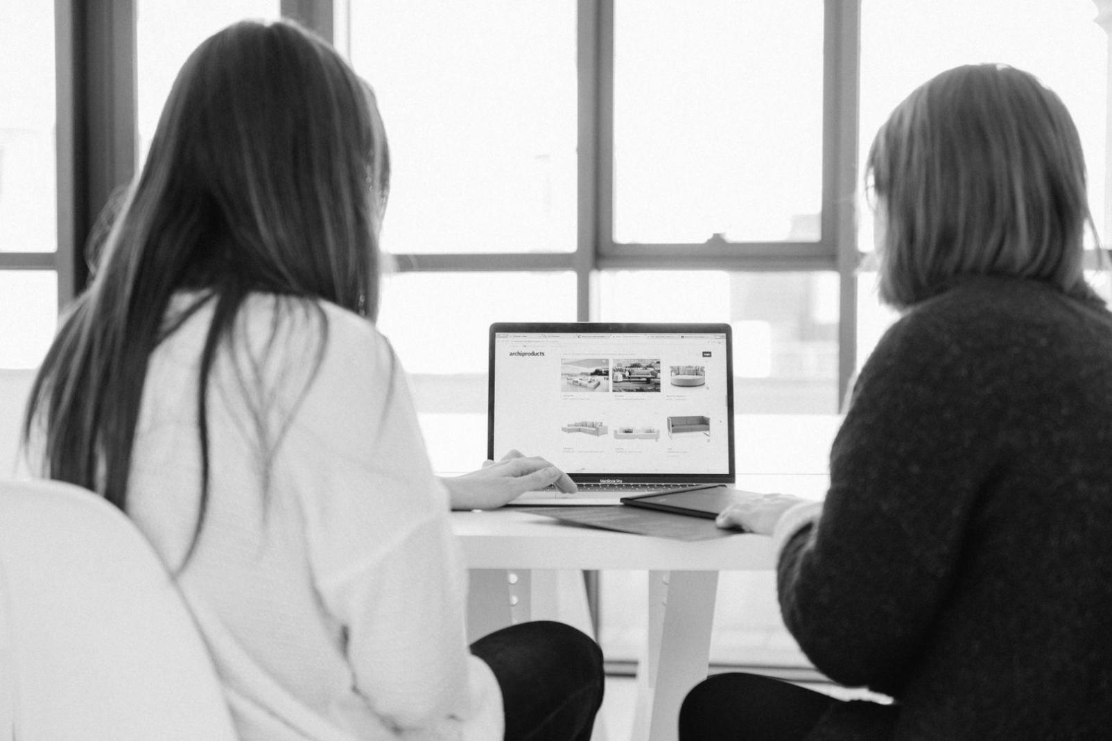 Dashboard de análisis financiero mostrando gráficos y métricas de flujo de efectivo en tiempo real